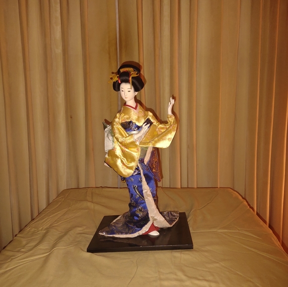 High Value Japanese Geisha Doll - Picture 14 of 14